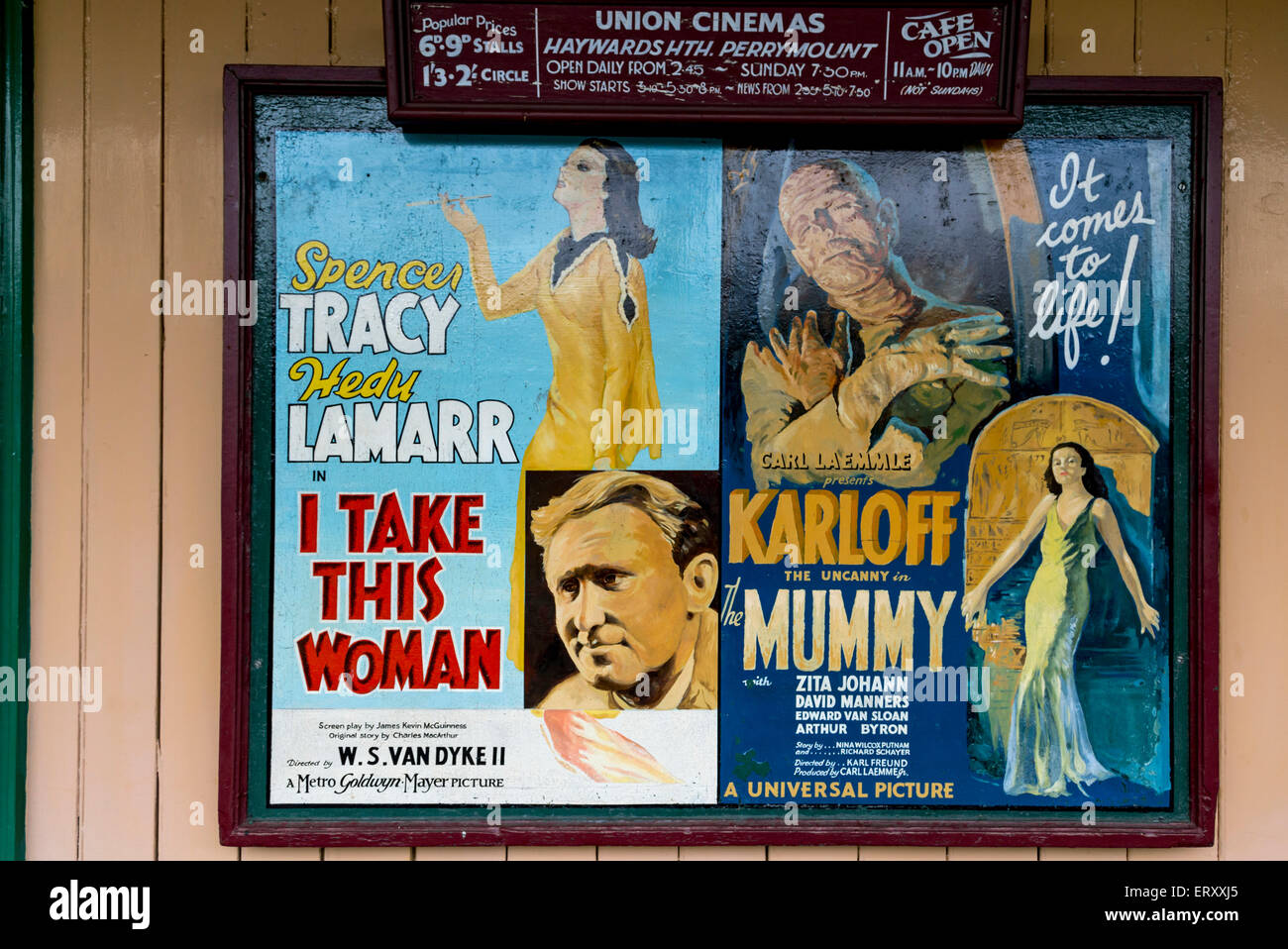 Chemin de fer à l'ancienne plate-forme avec la publicité au cinéma à partir de l'âge de la vapeur, à Horsted Keynes, West Sussex, England, UK Banque D'Images