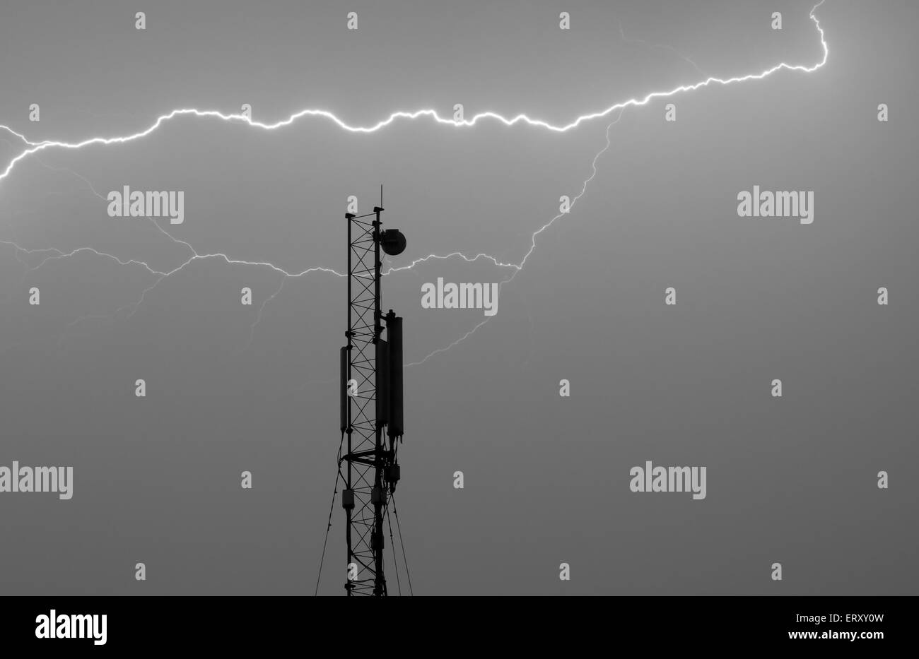 L'antenne pour une connexion cellulaire dans le cadre d'une attaque éclair (Thunderbolt) - photo nocturne. Banque D'Images