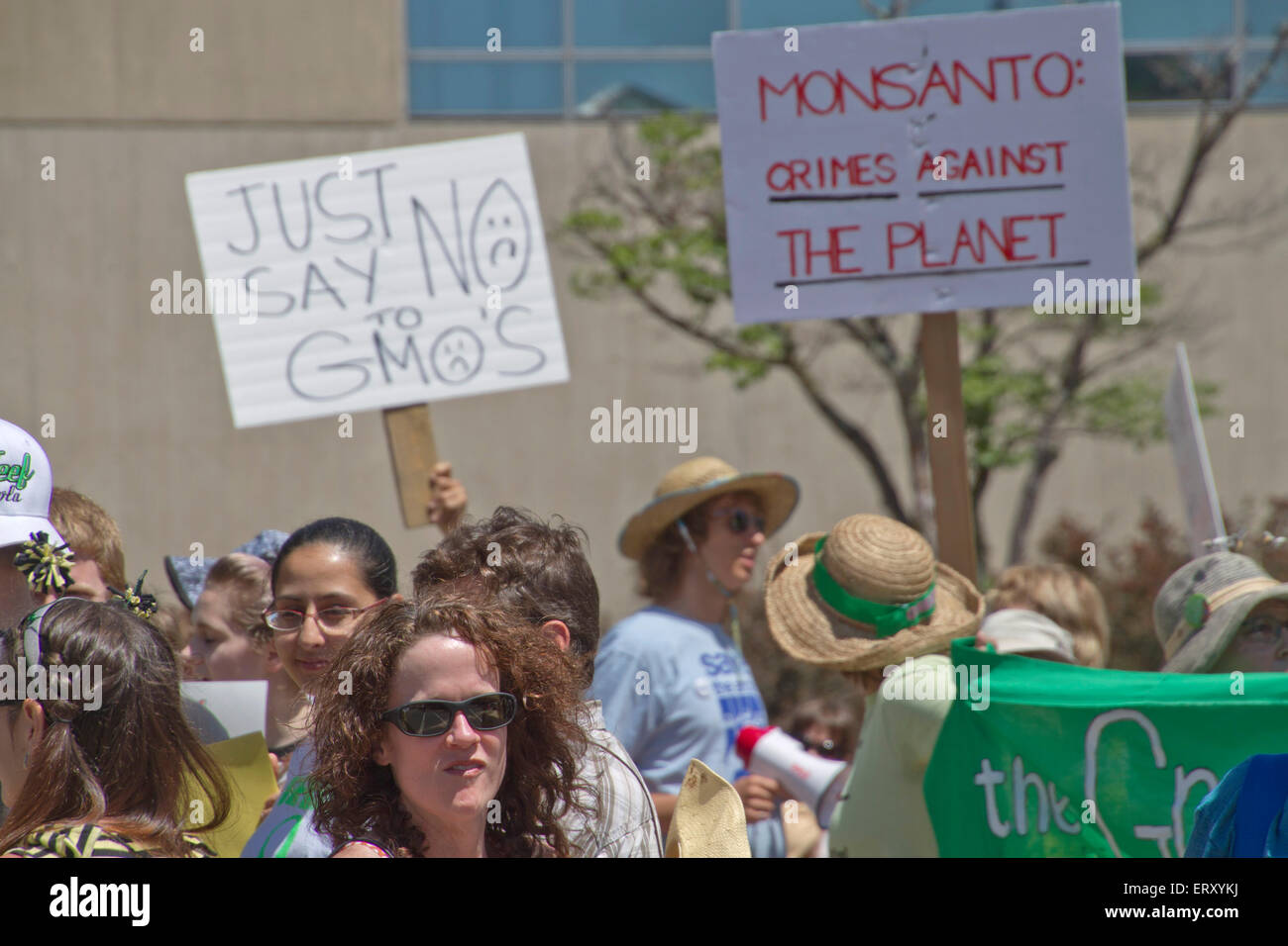 Les activistes américains protestent signes tenir Monsanto et les aliments génétiquement modifiés dans un rassemblement national le 23 mai 2015 Banque D'Images