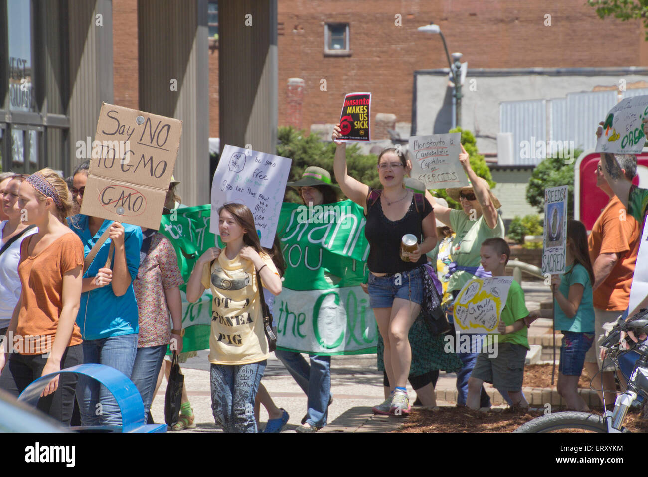 Les activistes américains protestent signes tenir Monsanto et les aliments génétiquement modifiés dans un rassemblement national le 23 mai 2015 Banque D'Images
