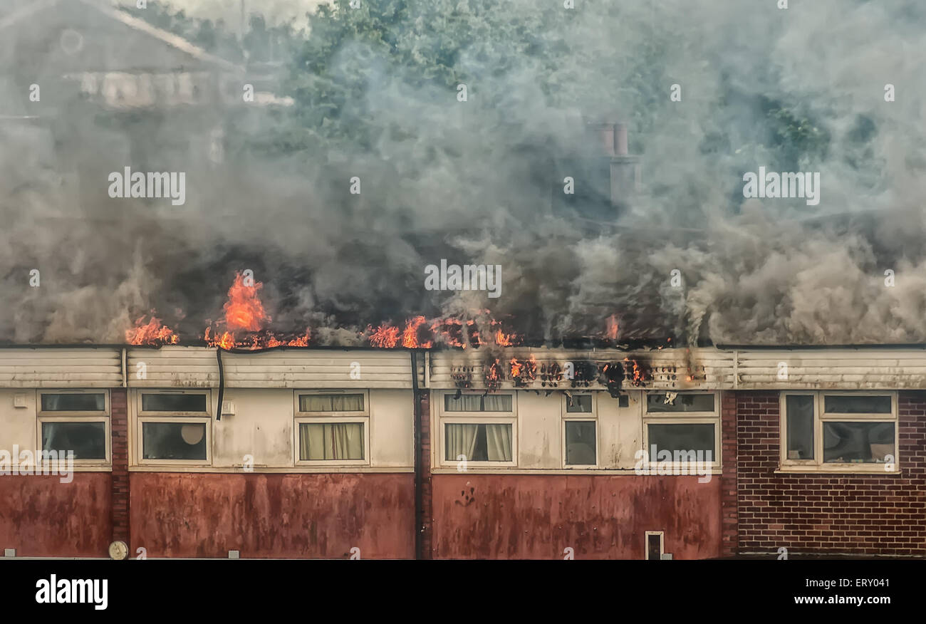 La fumée,catastrophe,feu,toit,chaleur,pompier,sauvetage,télévision,balcon,frene,l'enfer,gravure,accident,catastrophe,pompier,éteindre,action, Banque D'Images