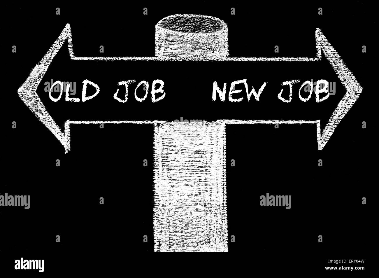 Flèches opposées à l'ancien emploi ou nouvel emploi des mots. Dessin à la main avec de la craie sur tableau noir. Choix de l'image conceptuelle Banque D'Images