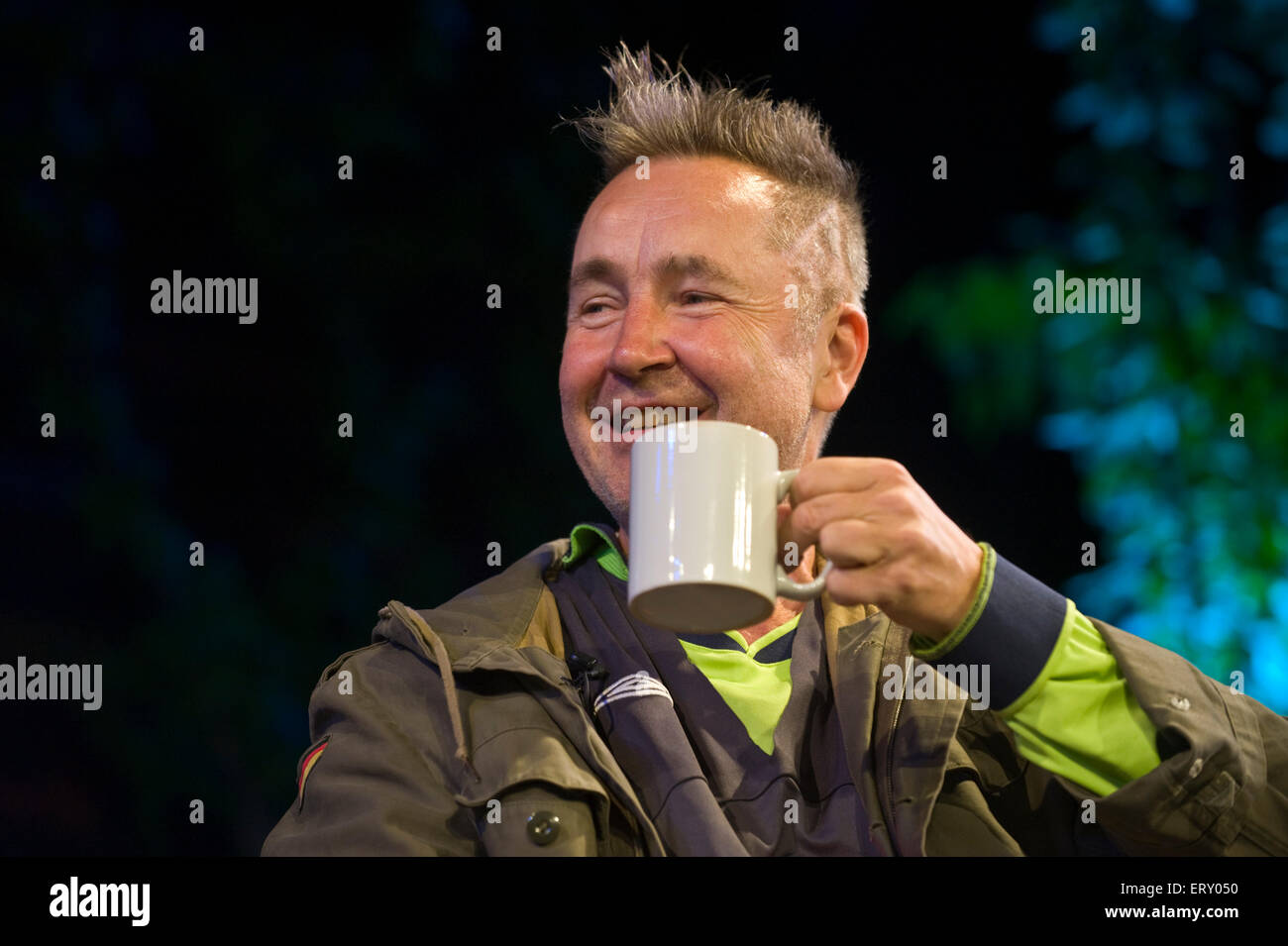 Nigel Kennedy, violoniste, musicien, s'exprimant sur scène à Hay Festival 2015 Banque D'Images