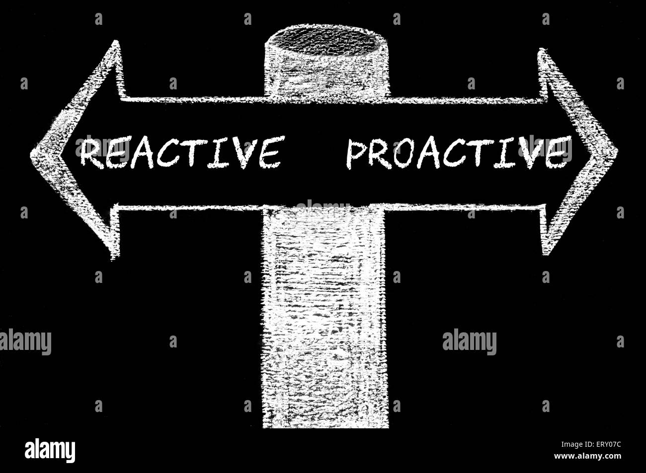 Flèches opposées avec versus réactif proactif. Dessin à la main avec de la craie sur tableau noir. Choix de l'image conceptuelle Banque D'Images