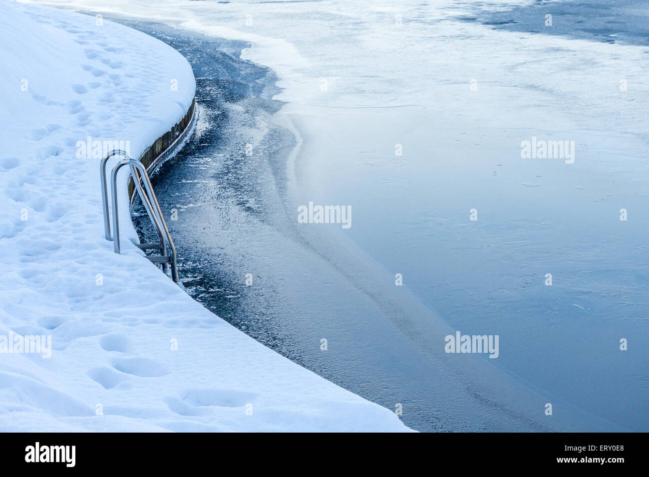 L'échelle de la piscine d'argent à proximité d'un lac gelé en hiver en Suède Banque D'Images