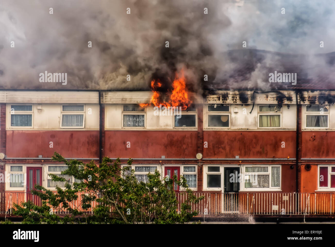 La fumée,catastrophe,feu,toit,chaleur,pompier,sauvetage,télévision,balcon,frene,l'enfer,gravure,accident,catastrophe,pompier,éteindre,action, Banque D'Images