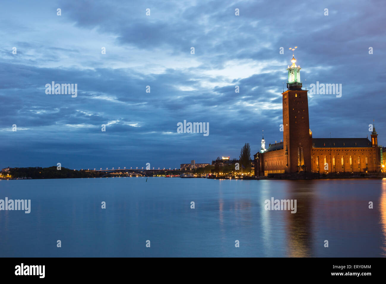 Vue panoramique de l'Hôtel de Ville de Stockholm au crépuscule avec de beaux reflets dans l'eau Banque D'Images