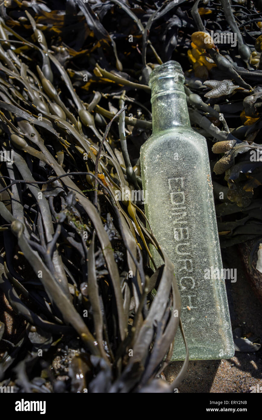Ancienne bouteille d'Édimbourg trouvés sur plage sur le Moray Firth en Ecosse. Banque D'Images
