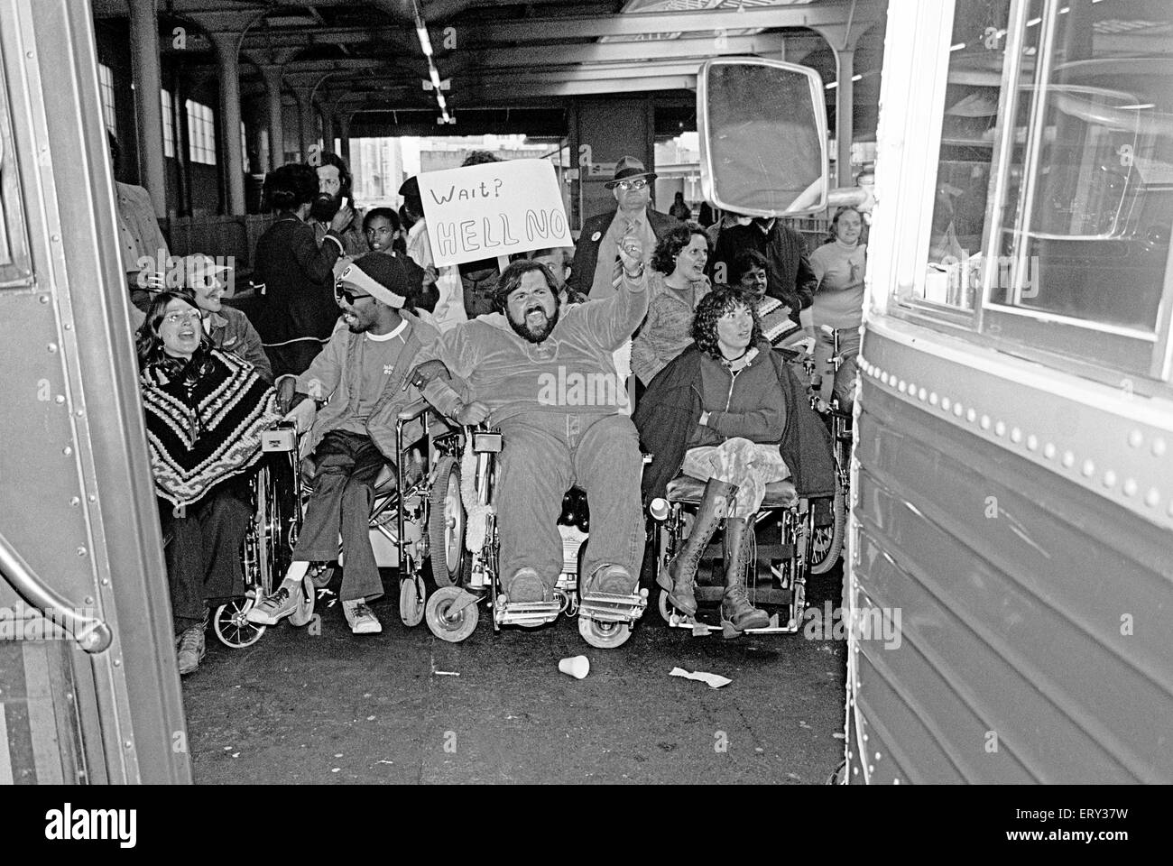 Un militant handicapé autobus bloc protestant contre le manque d'accès au transport en commun. 7/12/1978 Banque D'Images