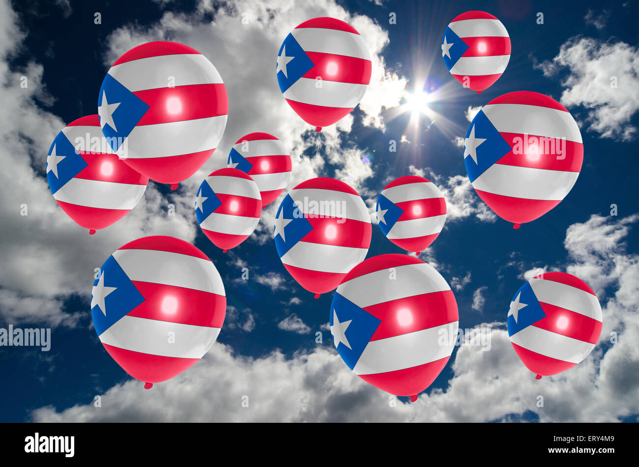 De nombreux ballons en couleurs du drapeau Porto rico sur sky Banque D'Images