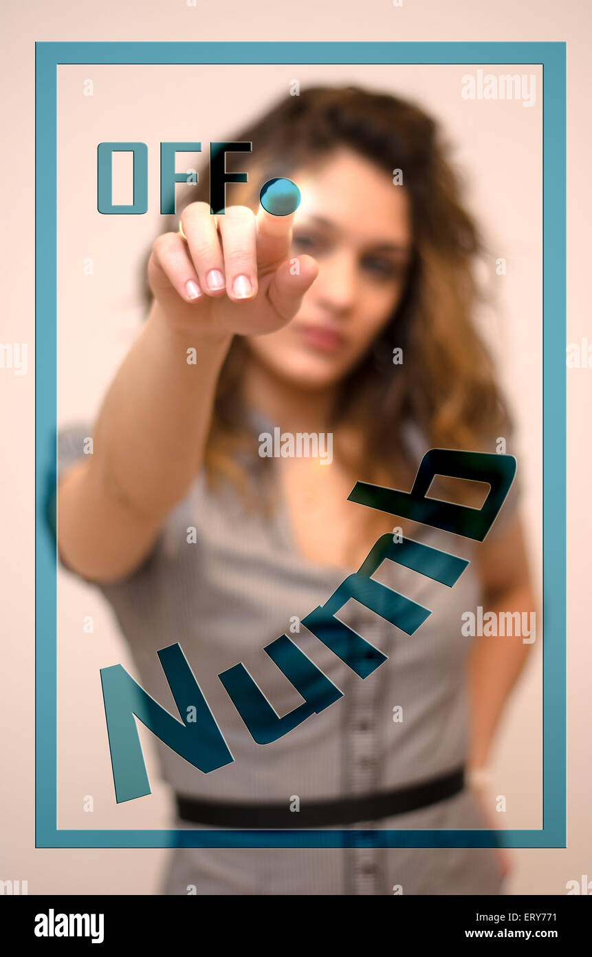 Jeune femme tournant off Numb sur panneau numérique Banque D'Images