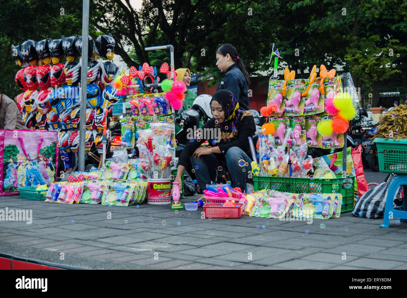 Vendeur de jouets dans la chaussée Banque D'Images