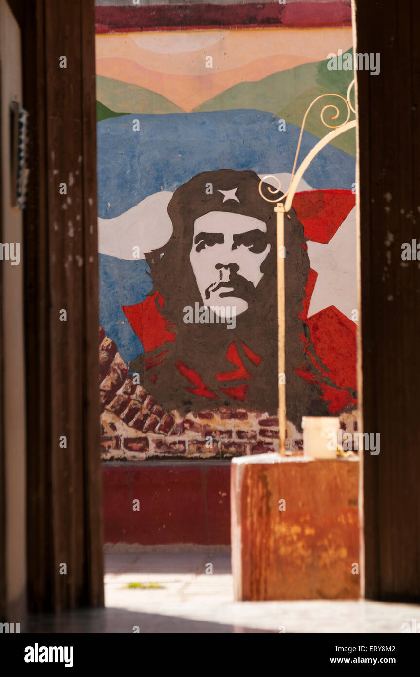 Elk224-3614v Cuba, Trinidad, portrait de Che Guevara en cour de l'école Banque D'Images