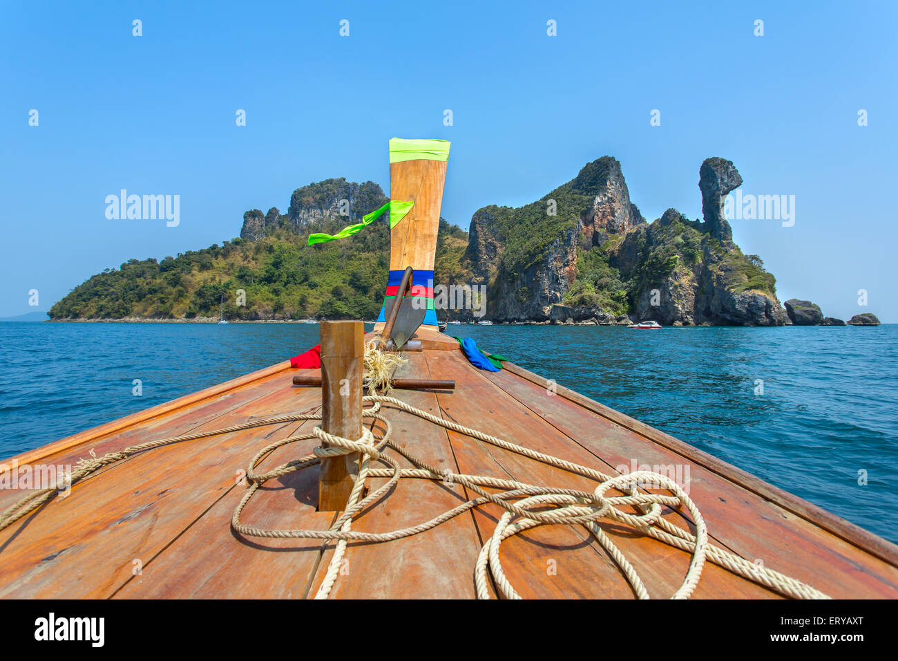 Bateau Longtail en conduisant à l'île de poulet dans la mer d'Andaman, Thaïlande Banque D'Images