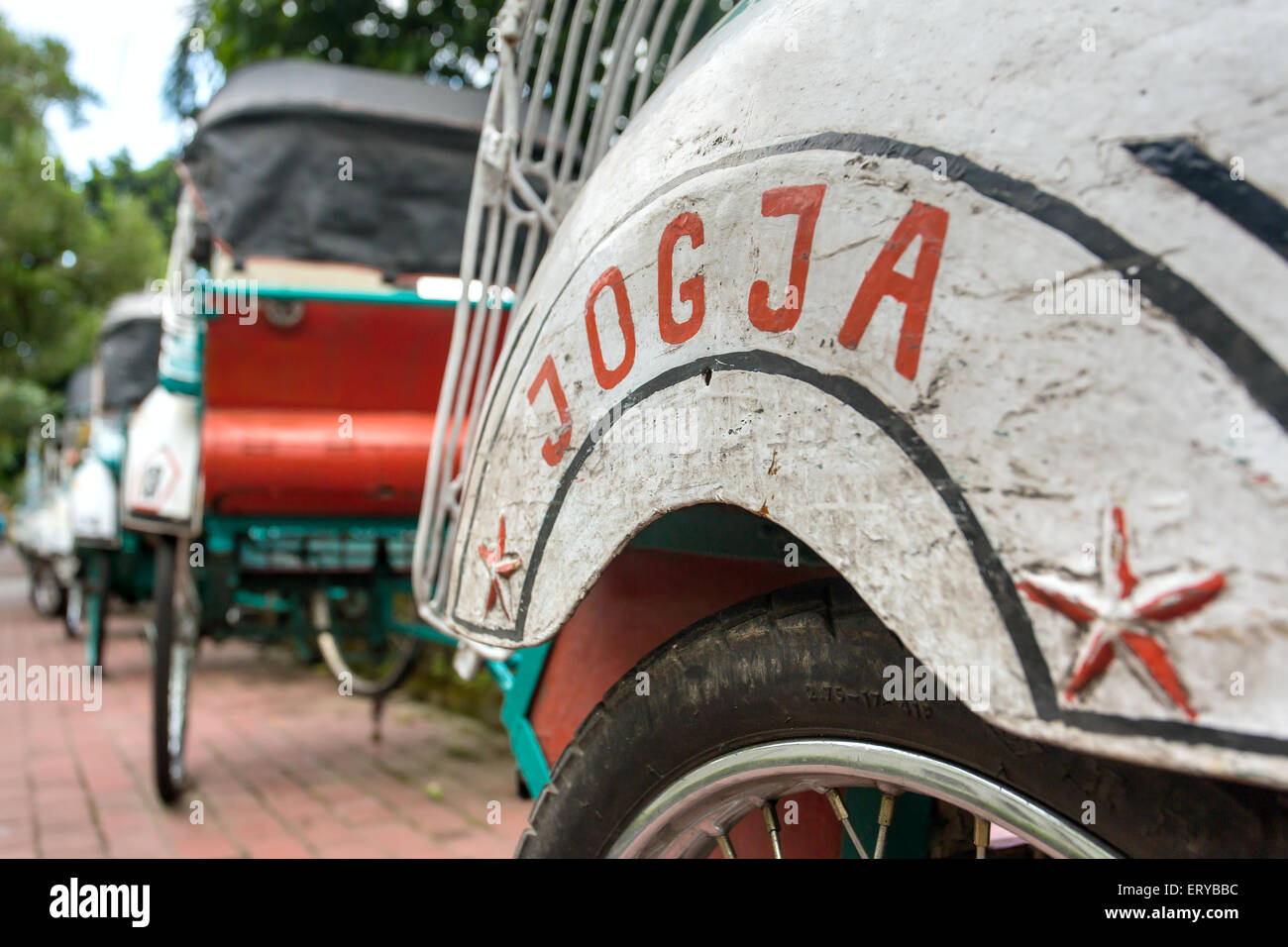 Trishaws dans la rue de Yogyakarta, Indonésie Banque D'Images