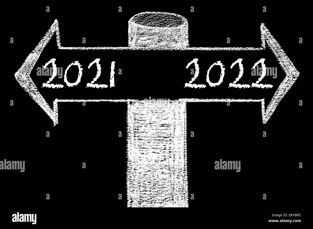 Flèches opposées à l'année 2021 en fonction de l'année 2022. Dessin à la main avec de la craie sur tableau noir. Choix de l'image conceptuelle Banque D'Images