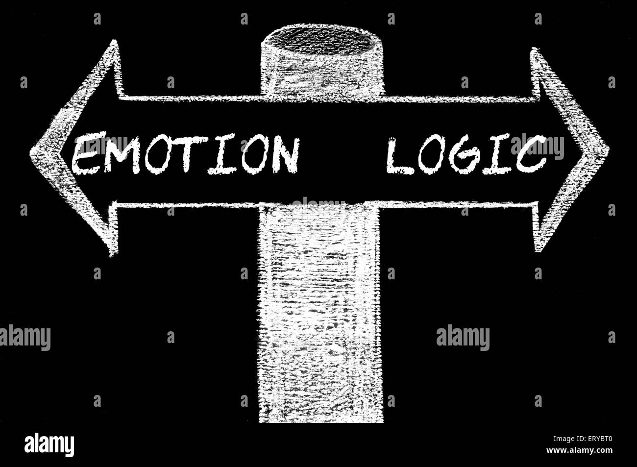 Flèches opposées avec émotion par rapport à la logique. Dessin à la main avec de la craie sur tableau noir. Choix de l'image conceptuelle Banque D'Images