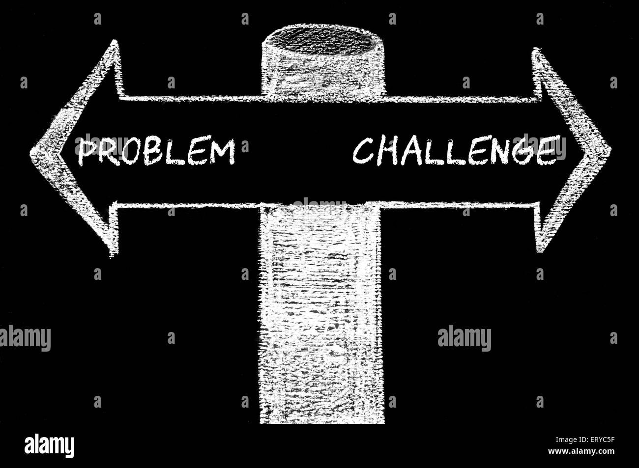 Flèches opposées avec problème versus Défi. Dessin à la main avec de la craie sur tableau noir. Choix de l'image conceptuelle Banque D'Images