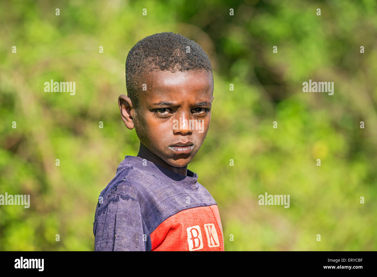 Jeune garçon éthiopien pose pour un portrait Banque D'Images