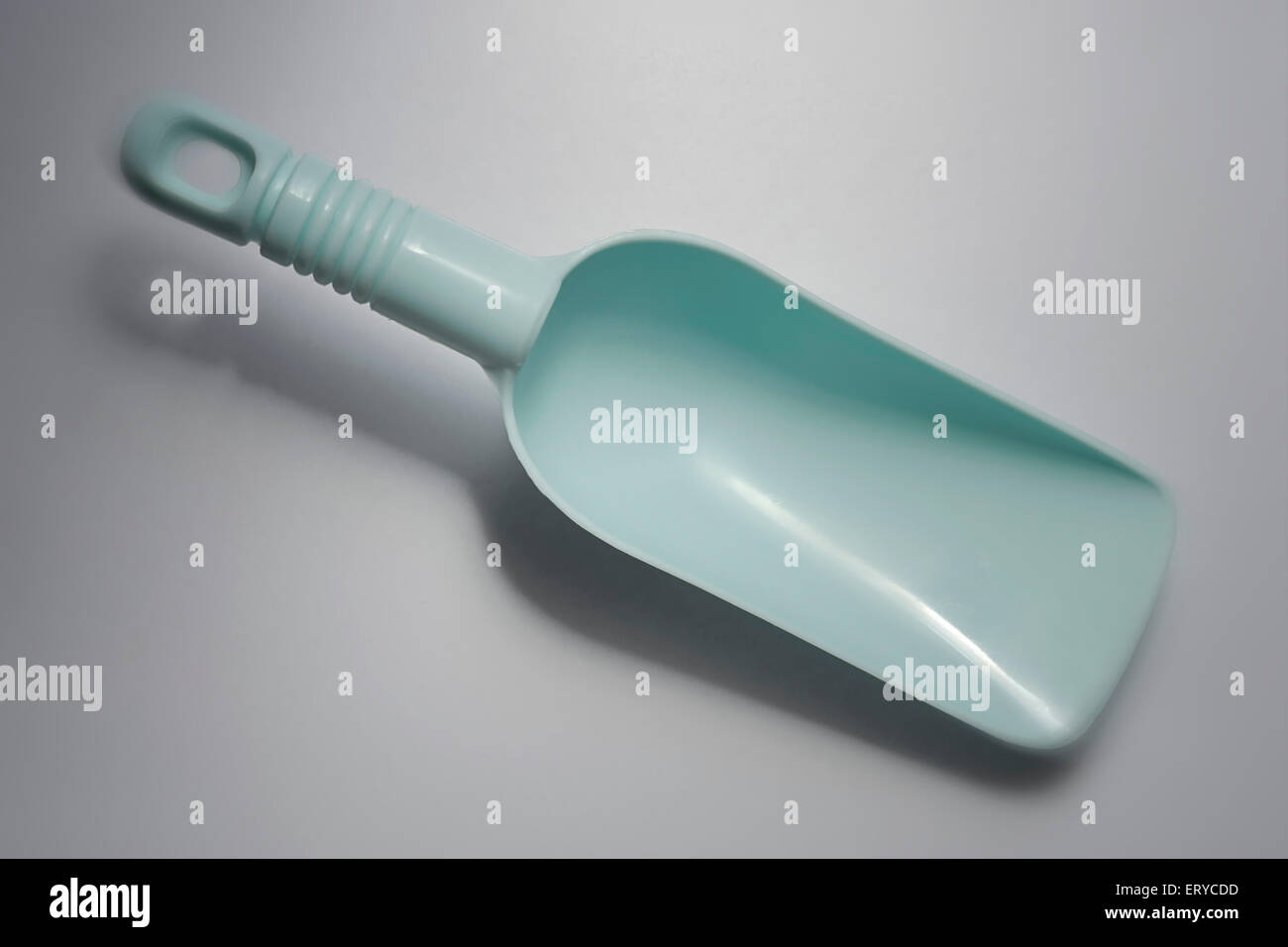 pelle en plastique sur fond gris Banque D'Images