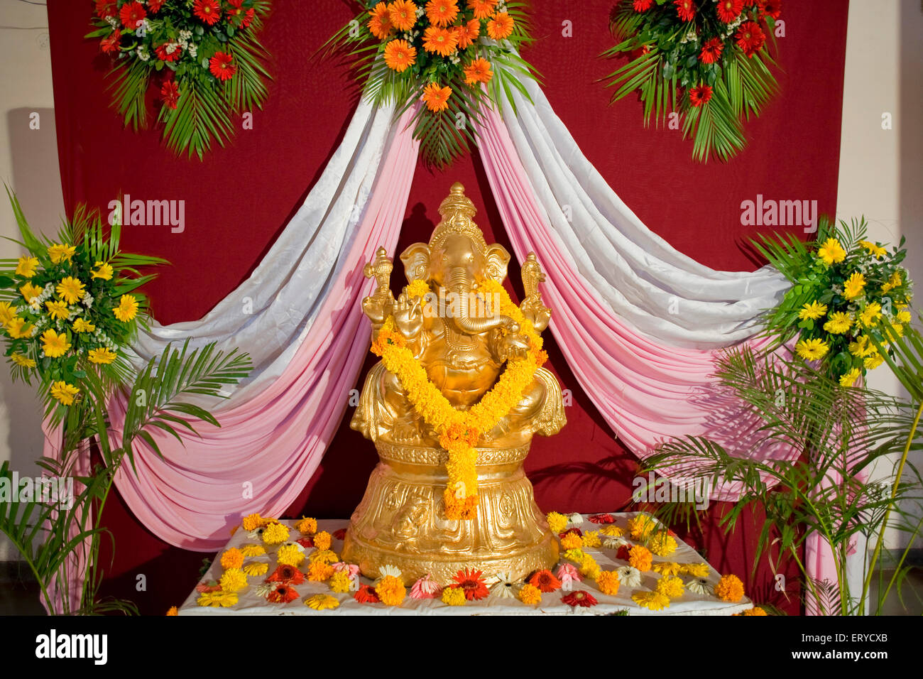 Statue de Lord Ganesh , Dieu à tête d'éléphant ; entrée à la maison décoration d'accueil propice ; Inde , asie Banque D'Images