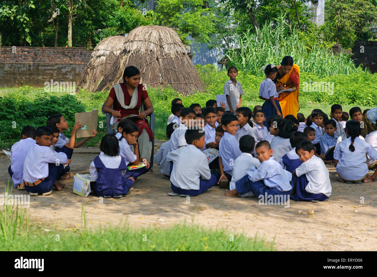 École sous un arbre , Chhapaïya ; Faizabad ; Uttar Pradesh ; Inde , asie Banque D'Images