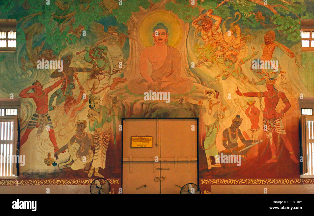 Lord Bouddha vie fresques peintures murales à l'intérieur du Monastère Mulagandha Kuti Vihara , Sarnath , Varanasi ; Uttar Pradesh , Inde , asie Banque D'Images