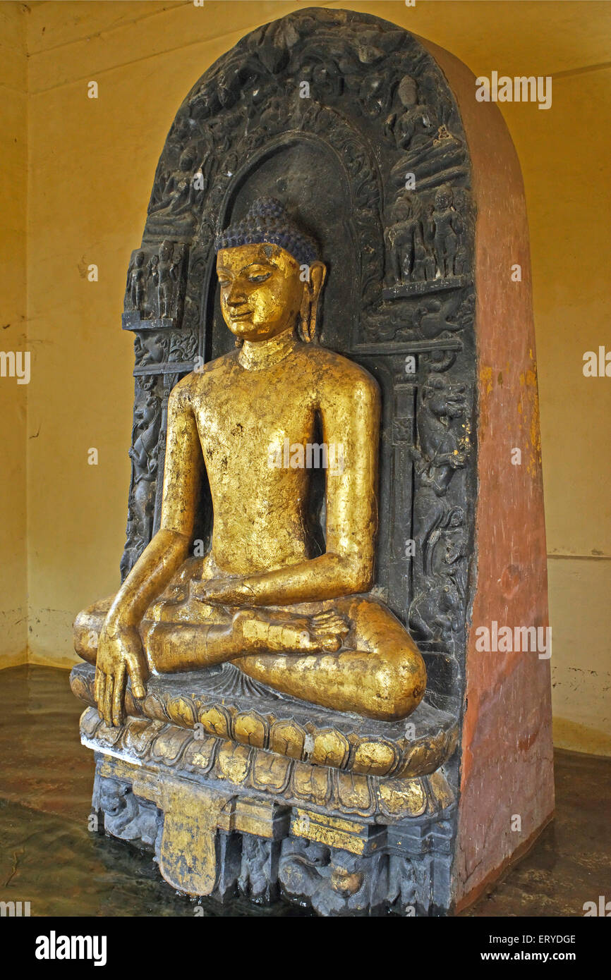 Statue de Gautam Bouddha dans Mathakura culte ; Bhumisparsha mudra site bouddhiste ; ; ; Uttar Pradesh Kushi Nagar Banque D'Images