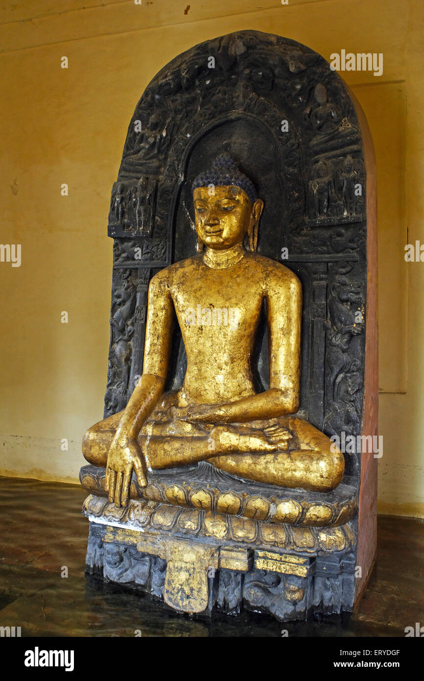 Statue de Gautam Bouddha dans Mathakura ; Bhumisparsha mudra sanctuaire bouddhiste ;;site Kushi Nagar ; Uttar Pradesh Banque D'Images