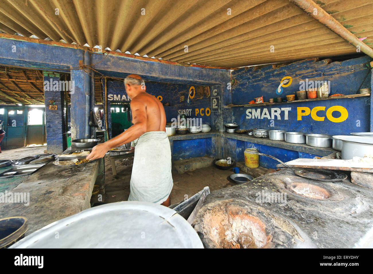Homme faire des aliments dans le Dhaba façon de Patna Bihar ; Inde ; Banque D'Images