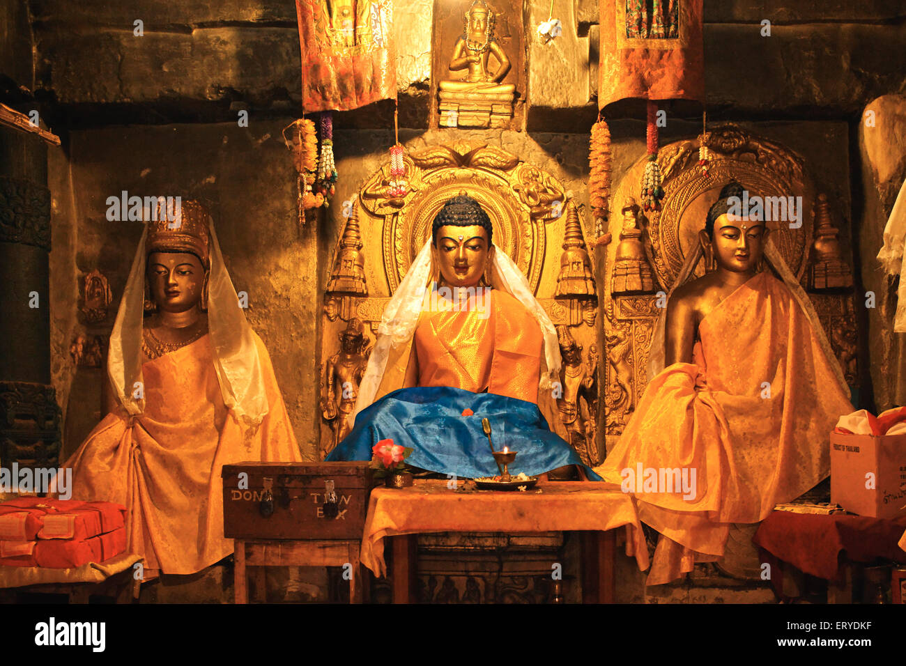 Golden Buddha Statues at UNESCO World Heritage temple de la Mahabodhi Bodhgaya ; ; ; Inde Bihar - RPA 156288 Banque D'Images