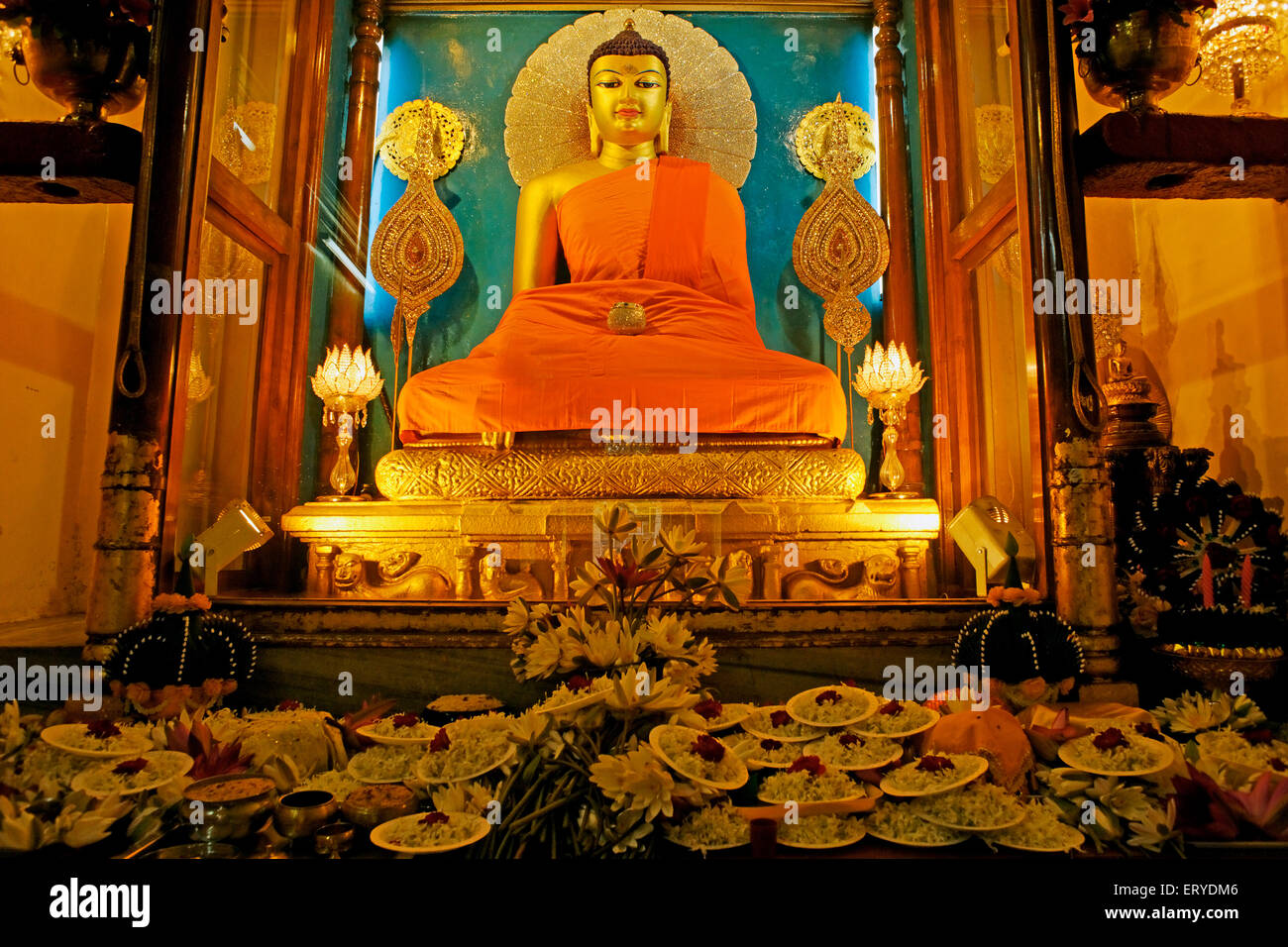 Statue de Gautam Bouddha ; temple de la Mahabodhi classé au Patrimoine Mondial de l'UNESCO ; ; ; Inde Bihar Bodhgaya Banque D'Images