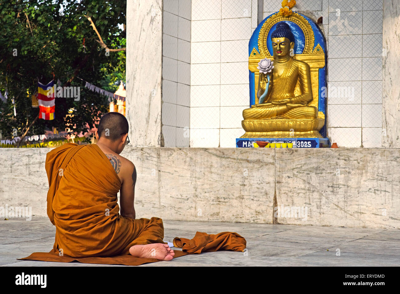 Statue de moine adorant Gautam Bouddha ; temple de la Mahabodhi classé au Patrimoine Mondial de l'UNESCO ; ; ; Inde Bihar Bodhgaya Banque D'Images