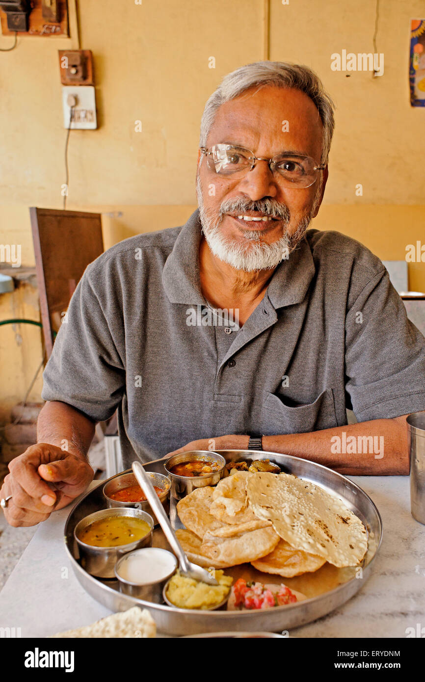 Manger Végétarien homme Maharashtrian thali ; taluka Junnar district Pune Maharashtra ; ; ; l'Inde PAS DE MR Banque D'Images