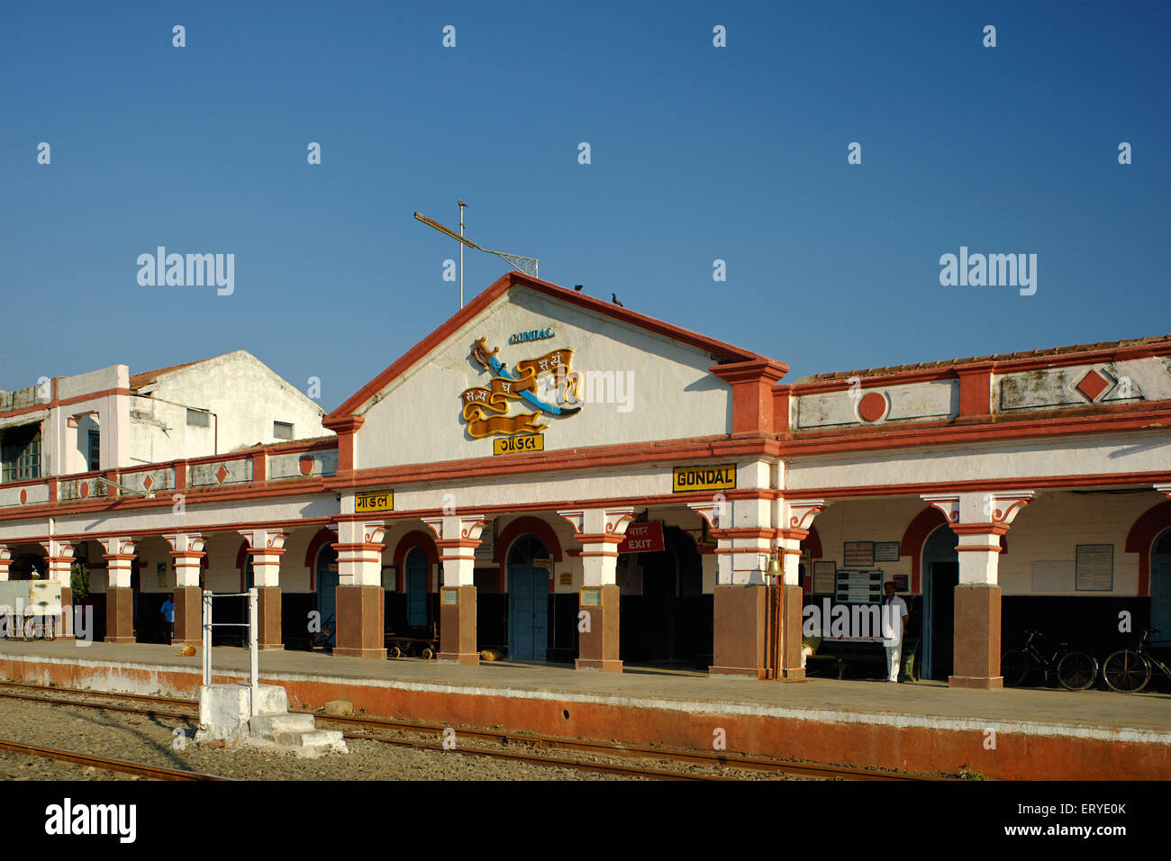Plate-forme de la gare de Gondal ; Gondal , district de Rajkot ; Saurashtra ; Gujarat ; Inde , asie Banque D'Images