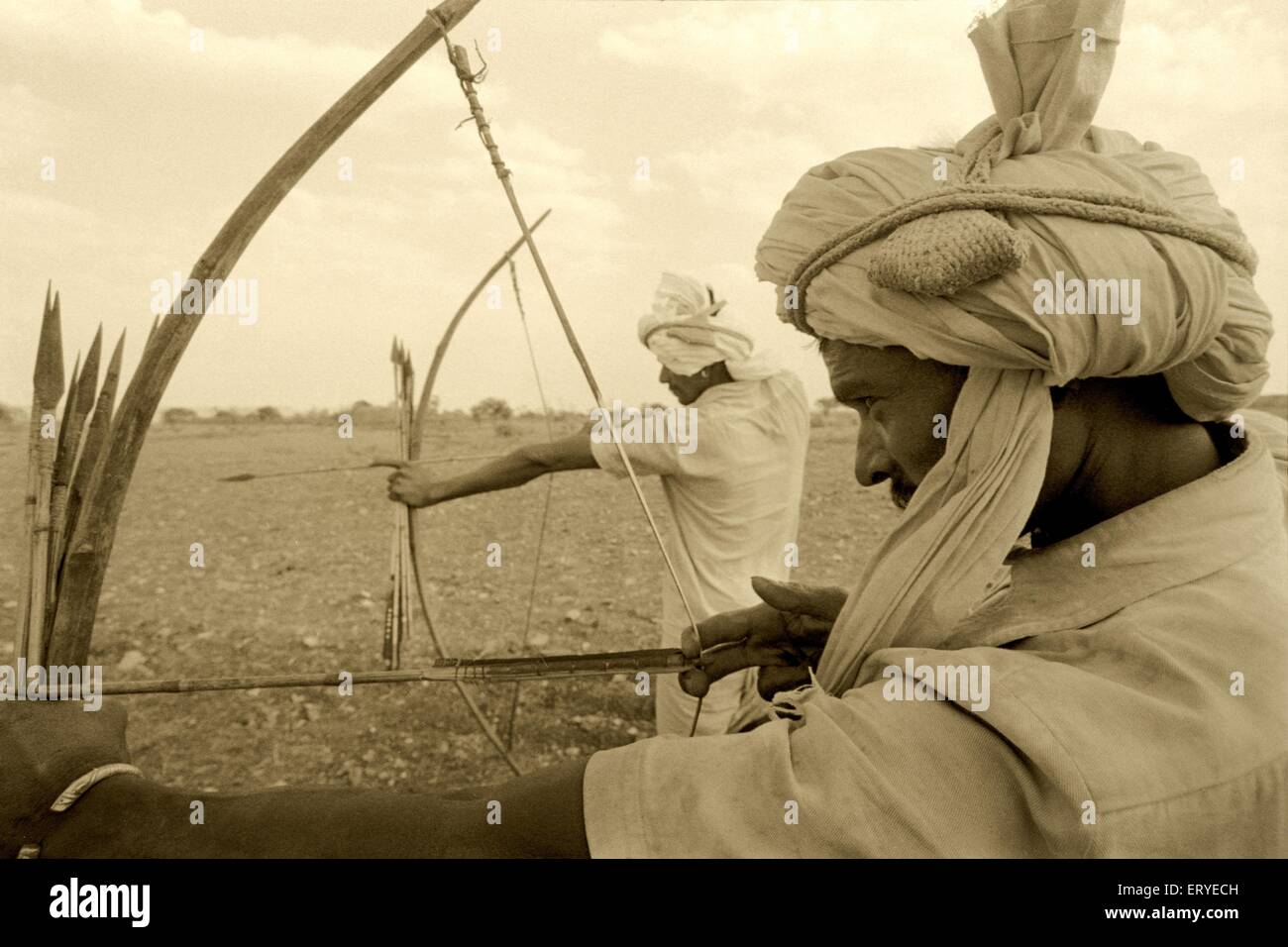 Zabua tribu avec flèche bow Madhya Pradesh ; Inde ; Banque D'Images