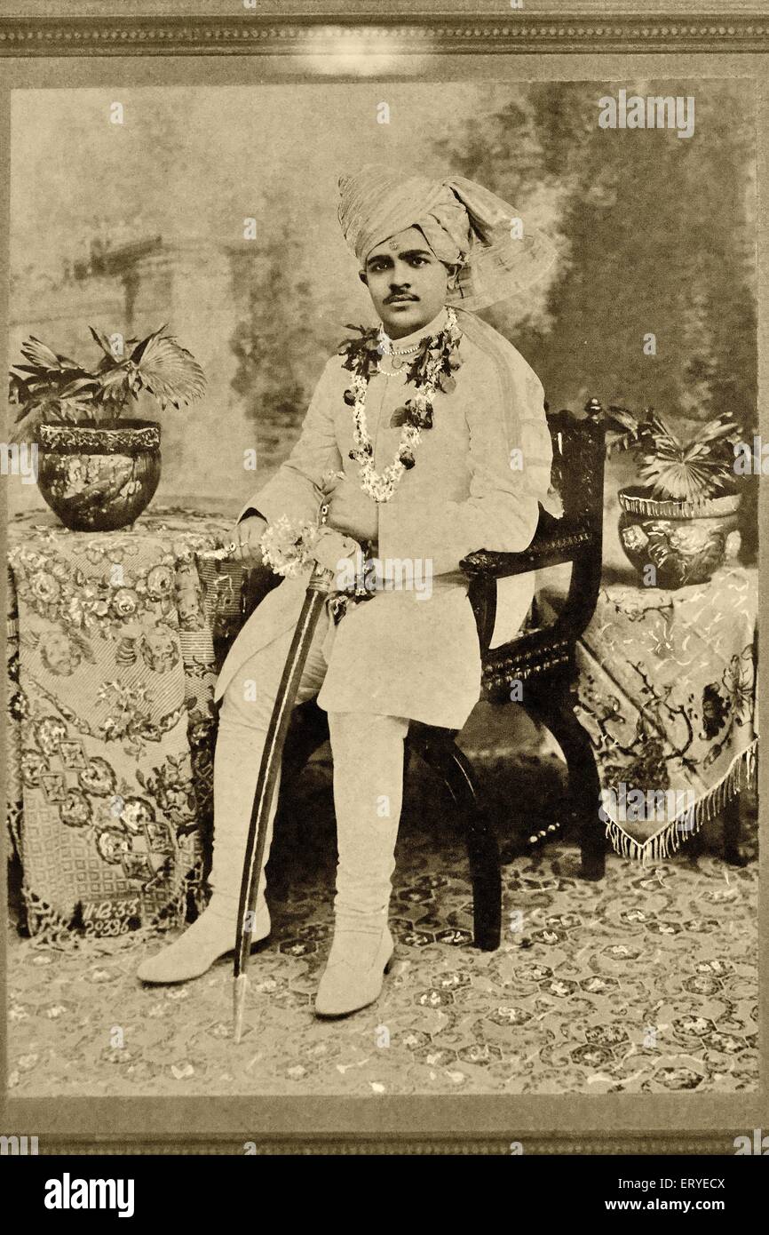 Vieux millésime de 1900 photo de studio de père , Mota Devaliya , Babra Taluka , quartier Amelli ; Saurashtra ; Gujarat ; Inde , asie Banque D'Images