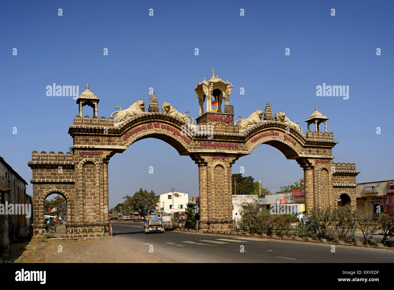 Porte d'entrée de la ville de Junagadh par BAPS Swaminarayan temple ; Gujarat ; Inde , asie Banque D'Images