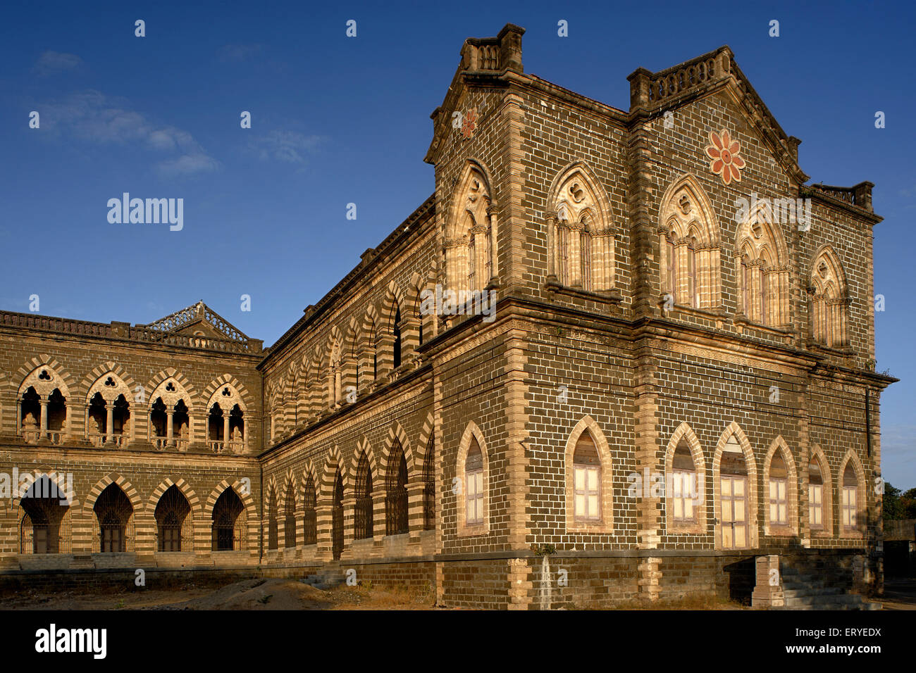 Vieux bâtiment en briques , Sangramji ; Ecole secondaire Sangramsinhji , Gondal ; Rajkot ; Saurashtra ; Gujarat ; Inde , asie Banque D'Images