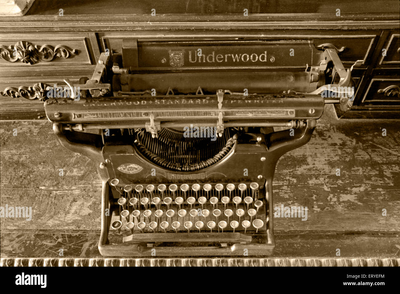 Ancienne machine à écrire sous bois antique ; Baroda ; Gujarat ; Inde , asie Banque D'Images