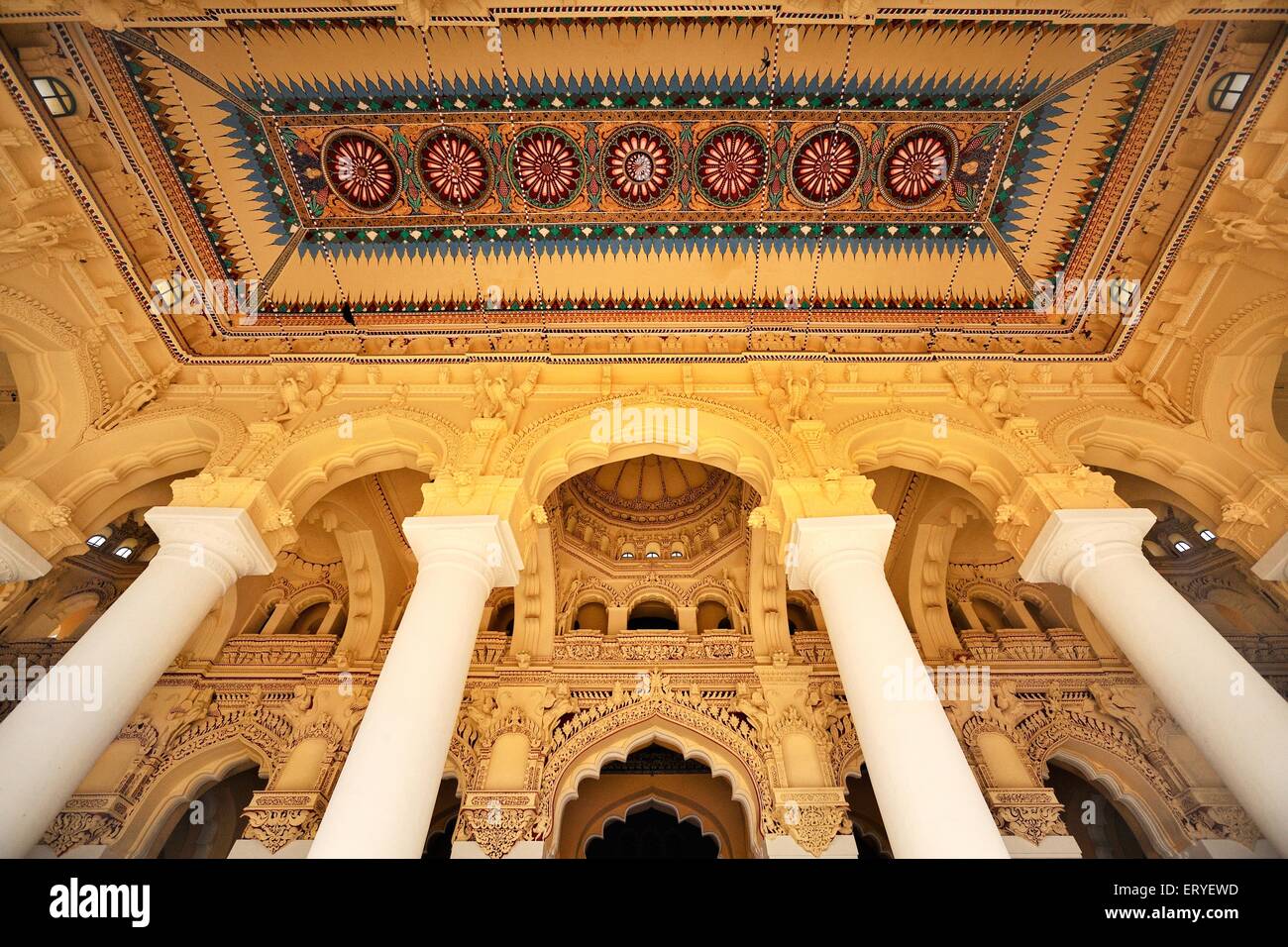 Pilier et plafond dans le palais de thirumalai nayak Madurai Tamil Nadu Inde Banque D'Images