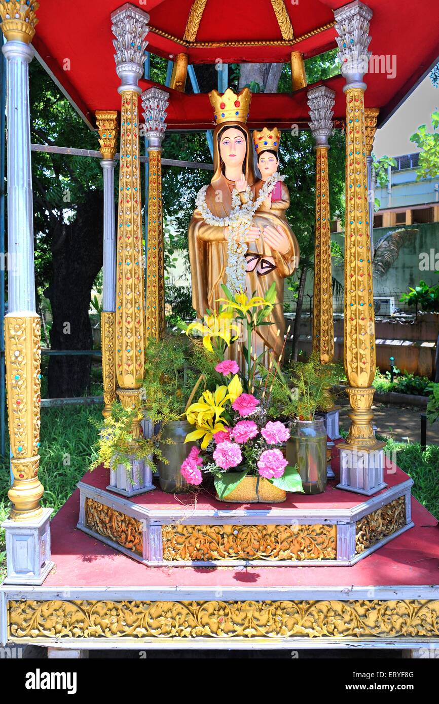 Mère Marie et Jésus à Luz église notre dame de lumière ; Madras Chennai Tamil Nadu ; Inde ; Banque D'Images