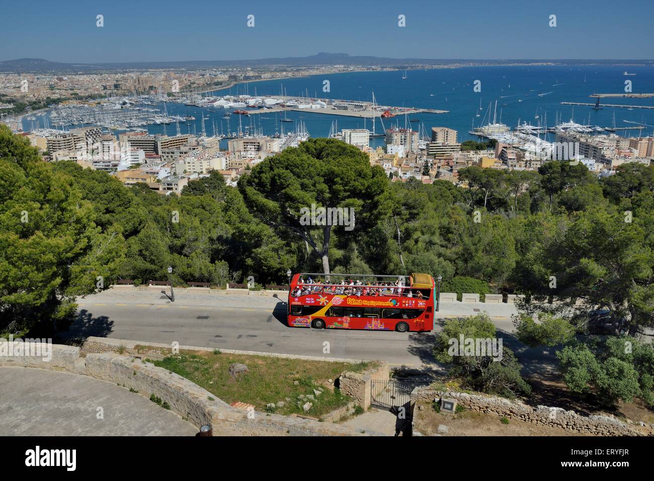 Bus touristique au château de Bellver, à Palma de Majorque, Majorque, Îles Baléares, Espagne Banque D'Images