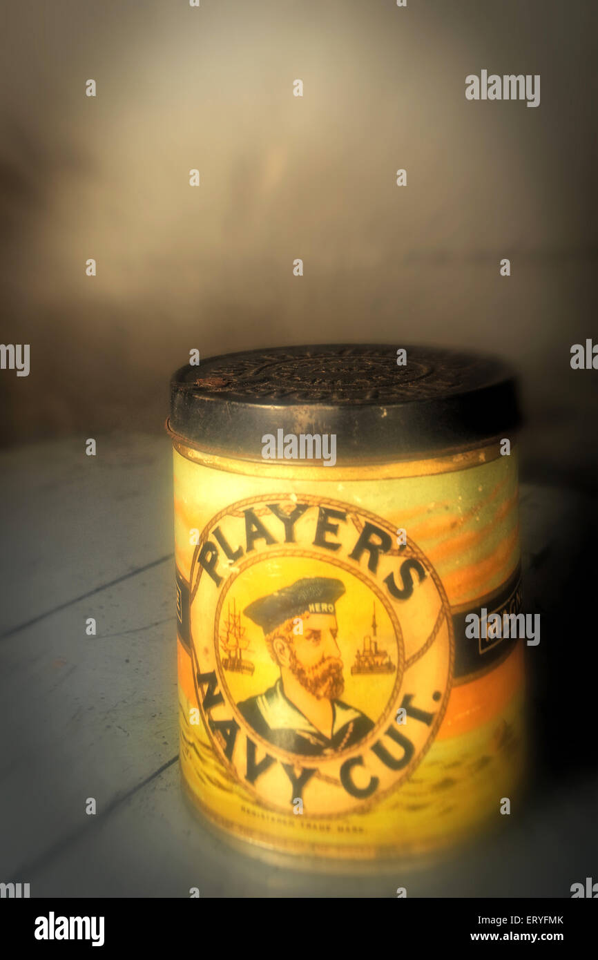 Vieux vintage antique joueurs 1900s Navy Cut porte-cigarette boîte de canister , Banque D'Images