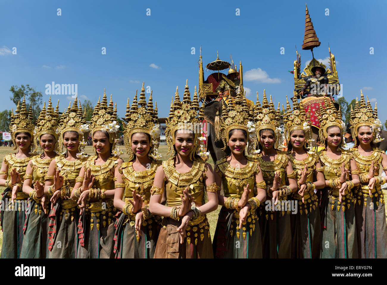 Les danseuses Apsara en costumes traditionnels au Festival de l'éléphant, Surin, province de Surin, Isan, l'Isaan, Thaïlande Banque D'Images