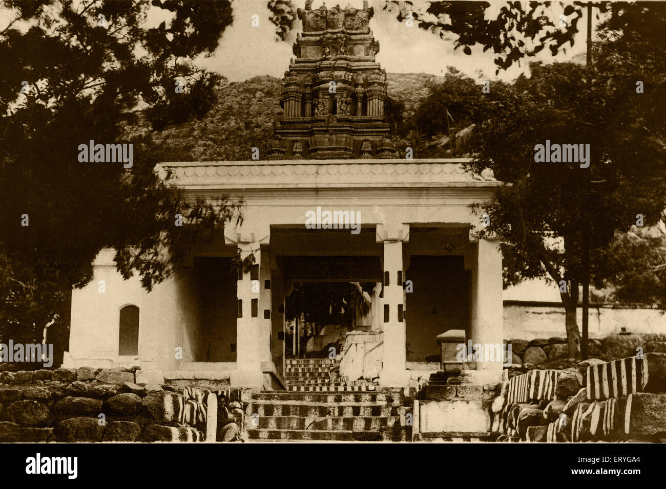 Entrée du temple de Chamundi Hill , ancienne photo antique des années 1900 , Mysore , Mysuru , Karnataka , Inde , Asie Banque D'Images