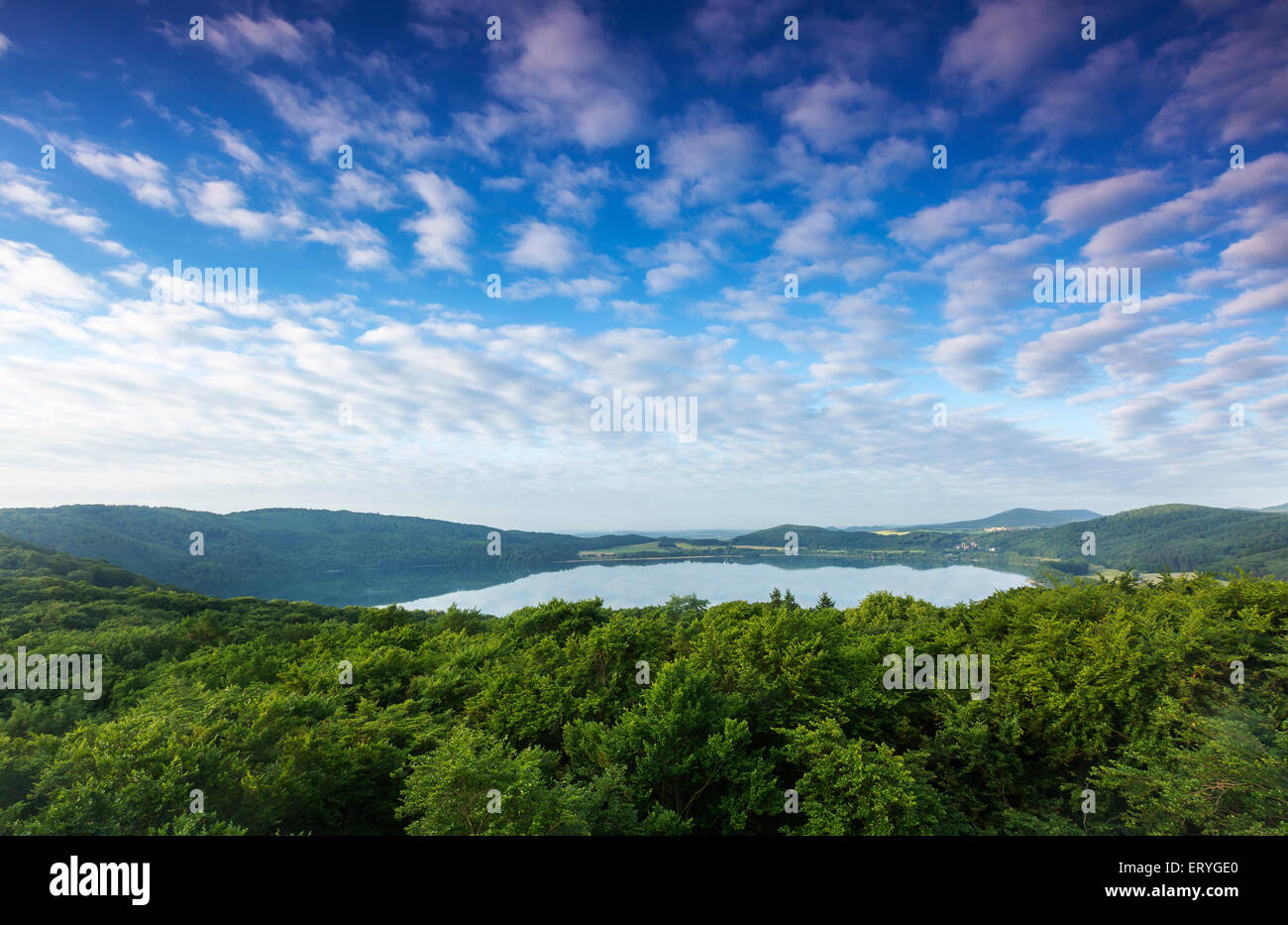 Voir Laacher, lac volcanique Vulkaneifel, Rhénanie-Palatinat, Allemagne Banque D'Images