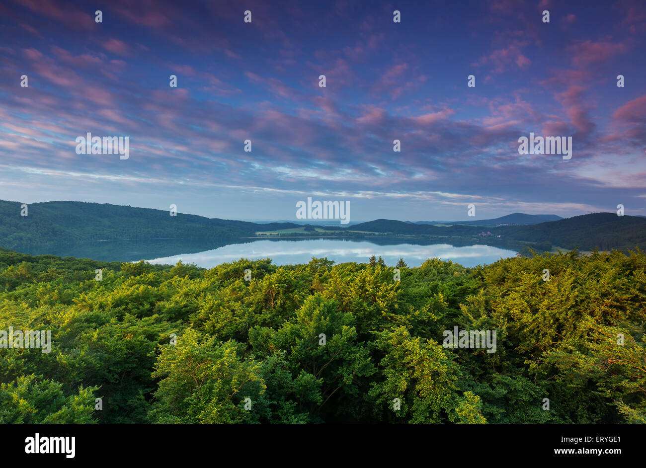 Voir Laacher, lac volcanique Vulkaneifel, Rhénanie-Palatinat, Allemagne Banque D'Images