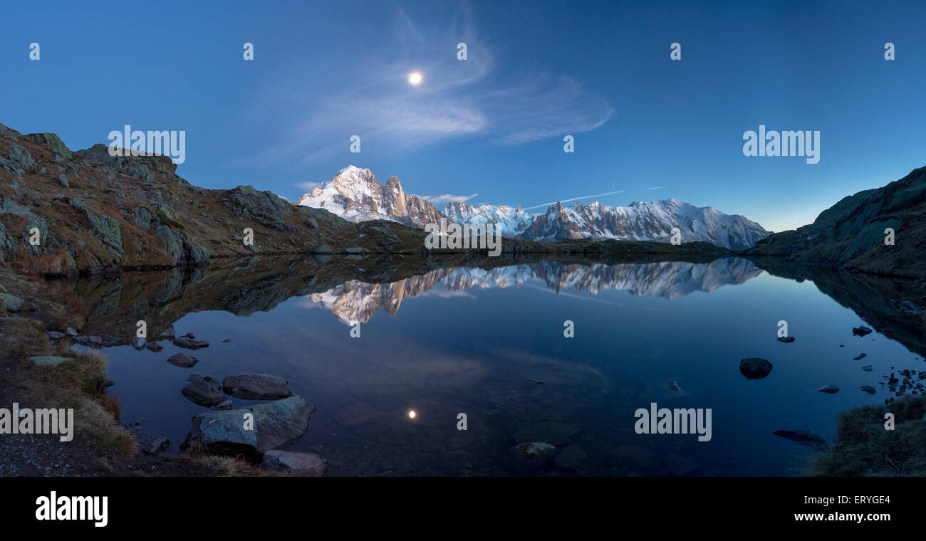 Lune et le Mont Blanc dans le Lac des Chésery après le coucher du soleil, Chamonix, Rhône-Alpes, France Banque D'Images