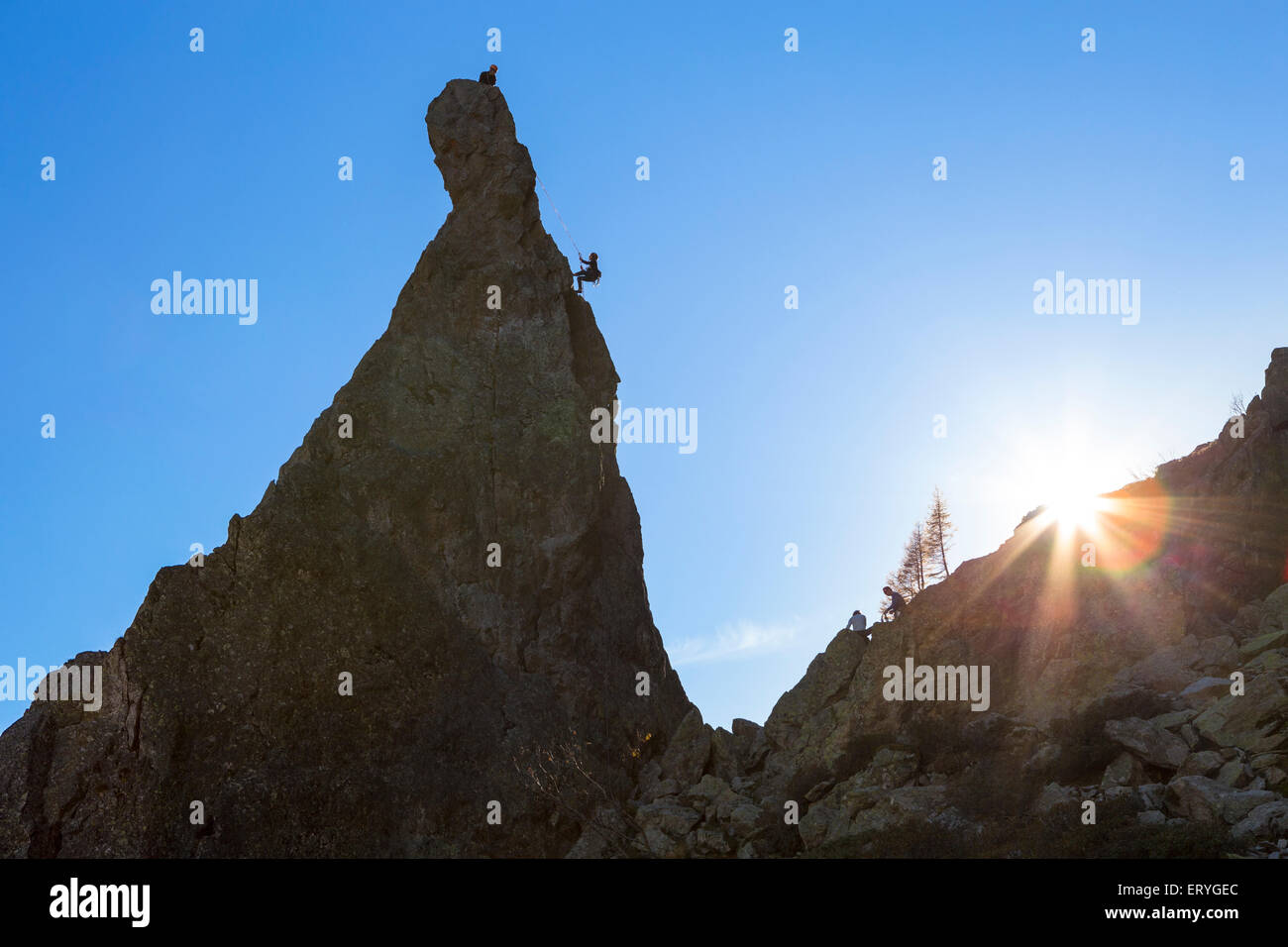 Climber abseiling off rocky pinnacle, Chamonix, Rhône-Alpes, France Banque D'Images